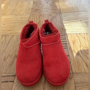 Gently worn. Rare red ugg mini.  Size 7.